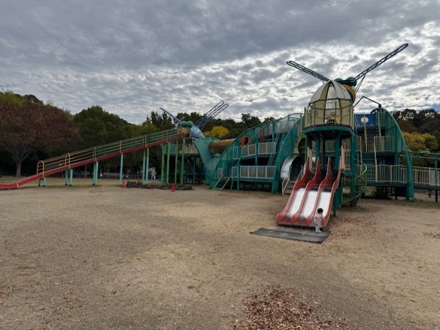 自然と遊びが融合する癒しの空間「蜻蛉池公園」へようこそ！